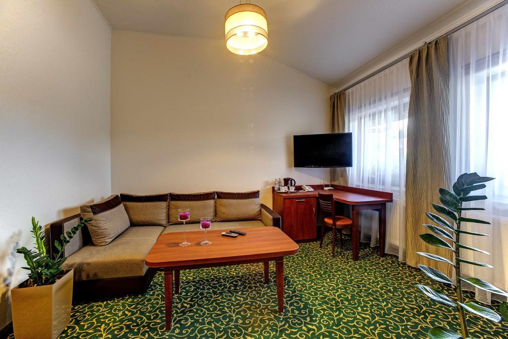 Hotel Szelcow Lesko Exteriör bild